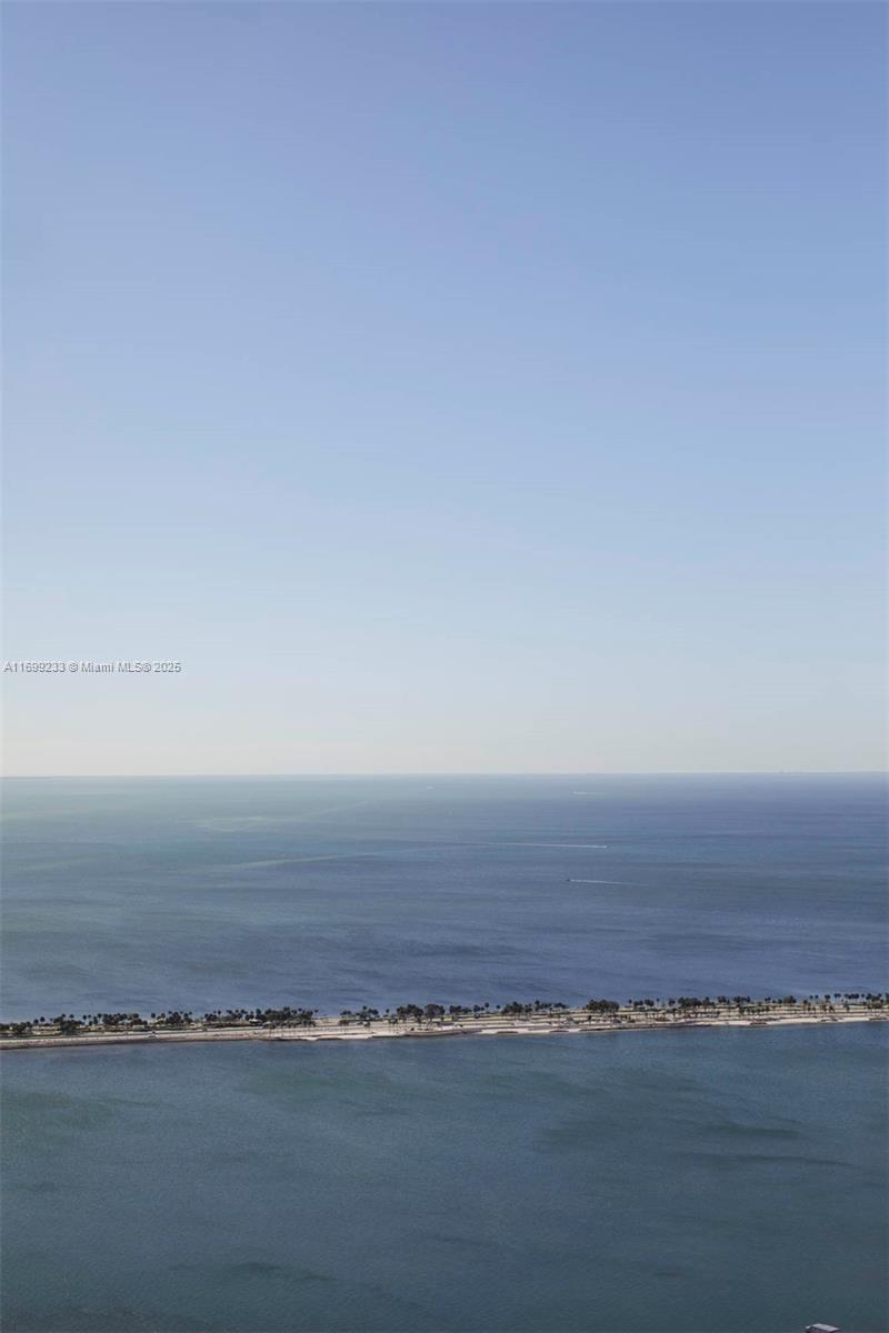 FOUR SEASONS RESIDENCES - Residential