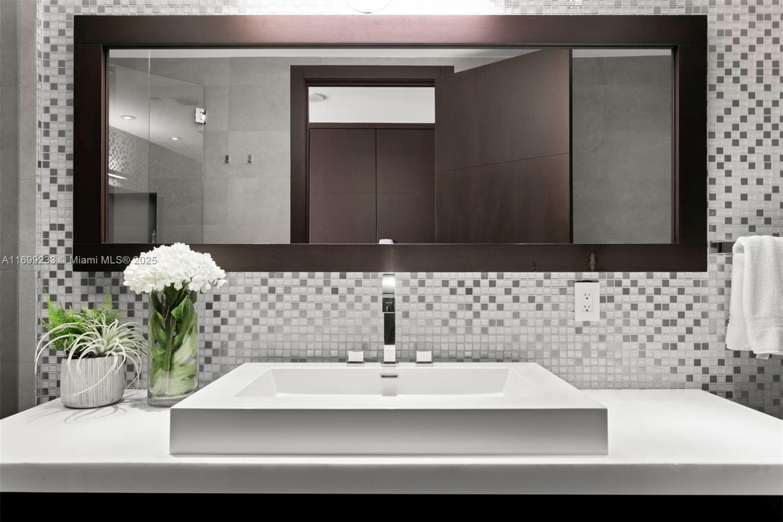 FOUR SEASONS RESIDENCES - Residential