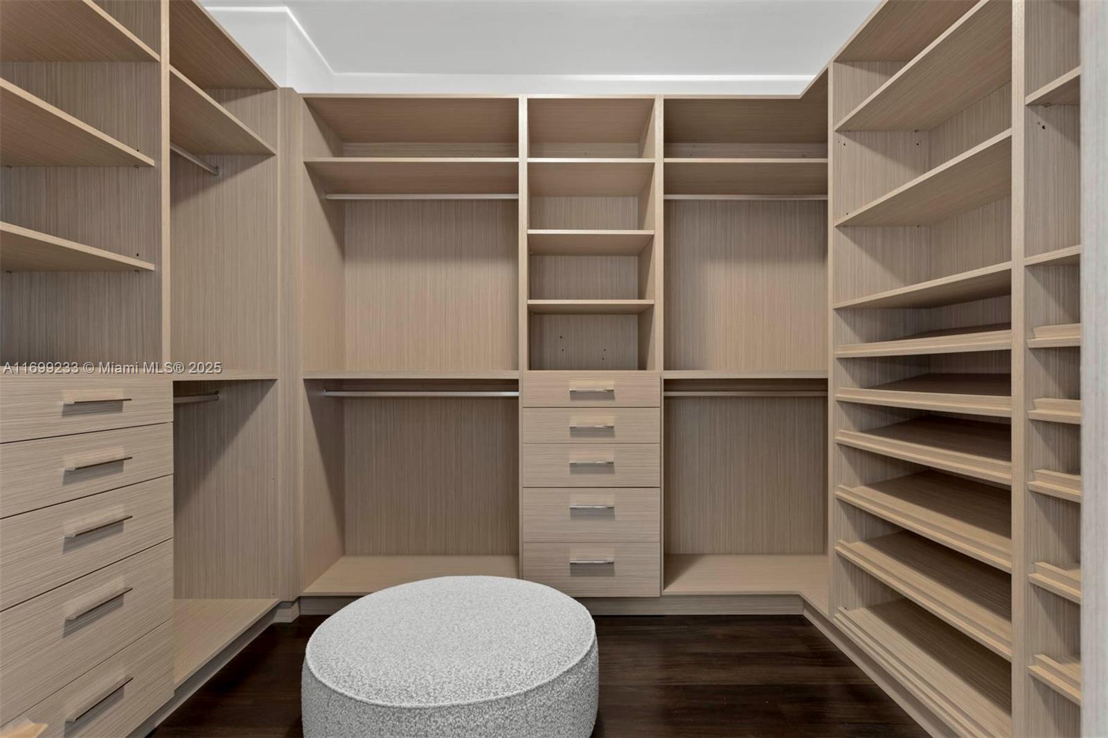 FOUR SEASONS RESIDENCES - Residential