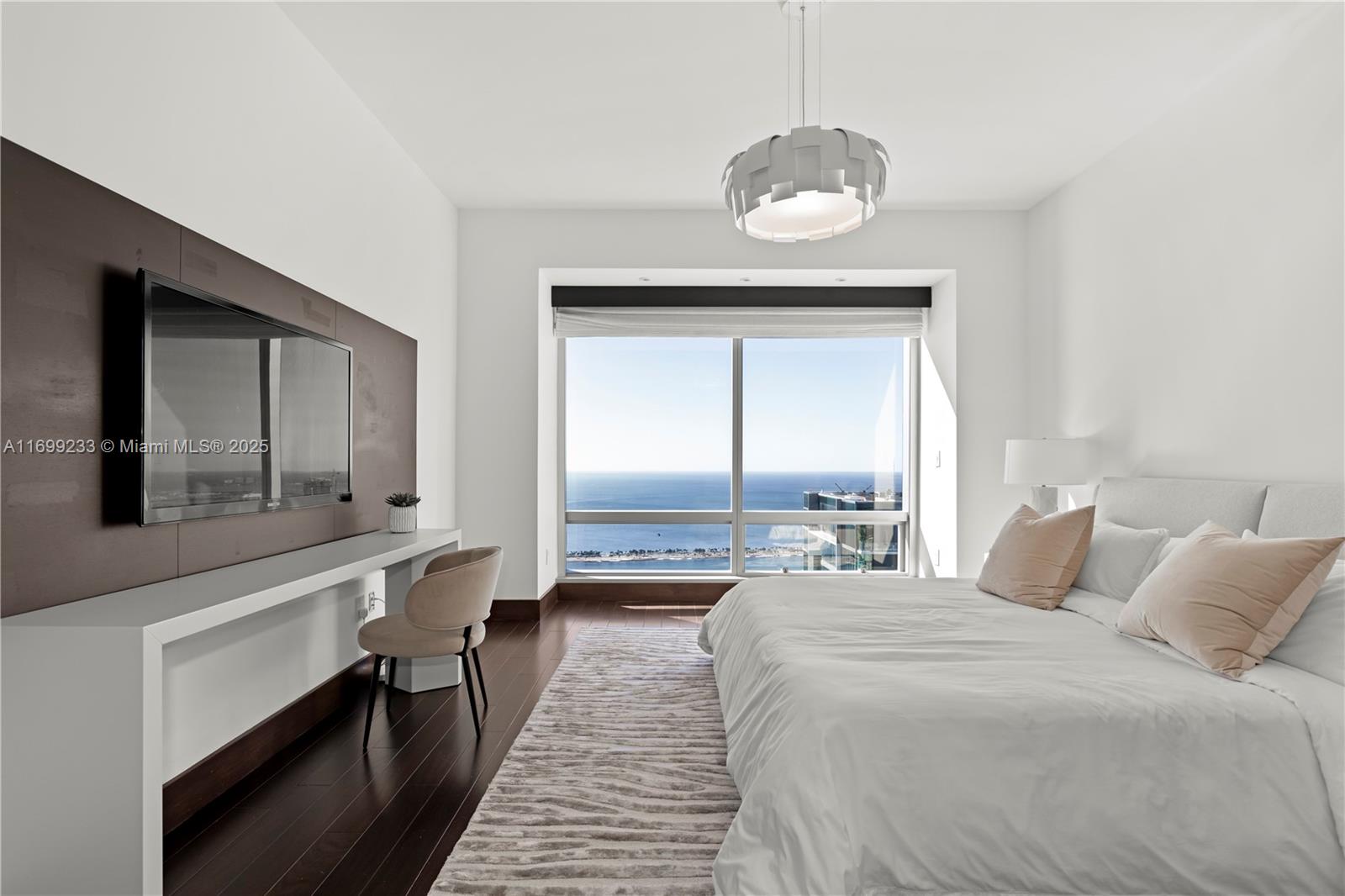 FOUR SEASONS RESIDENCES - Residential