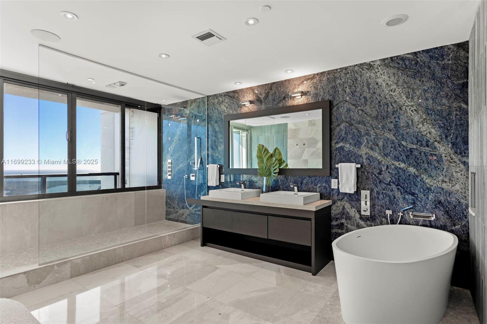 FOUR SEASONS RESIDENCES - Residential