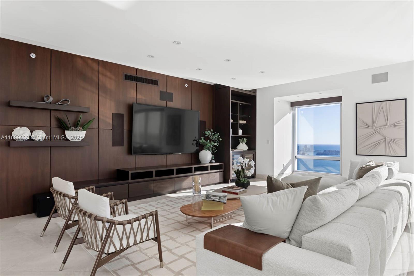 FOUR SEASONS RESIDENCES - Residential
