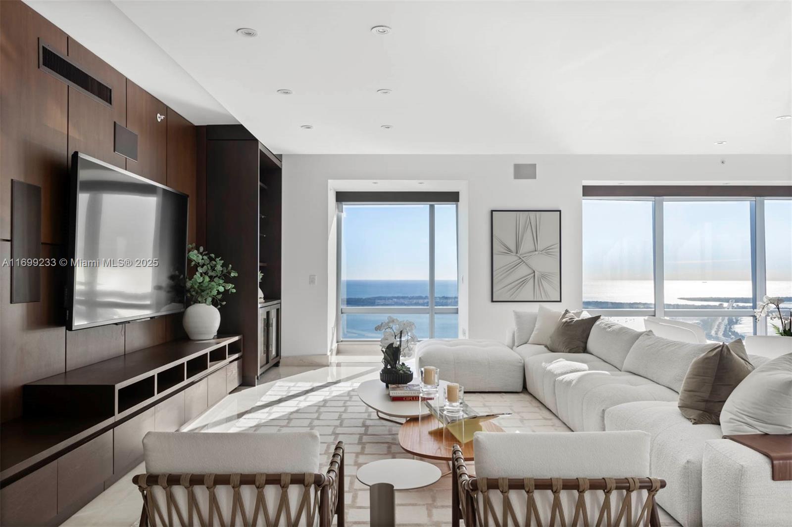 FOUR SEASONS RESIDENCES - Residential