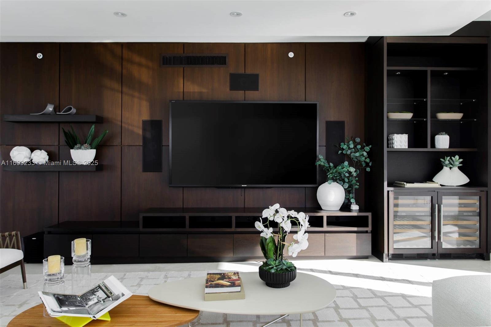 FOUR SEASONS RESIDENCES - Residential