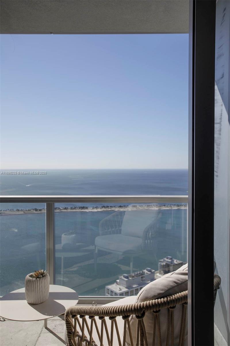 FOUR SEASONS RESIDENCES - Residential