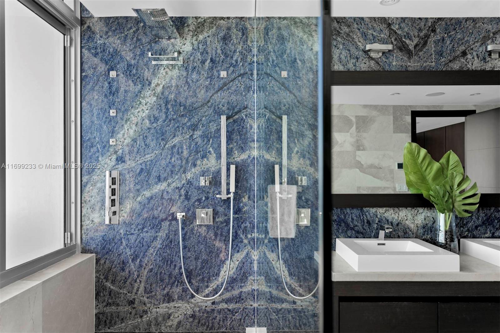 FOUR SEASONS RESIDENCES - Residential