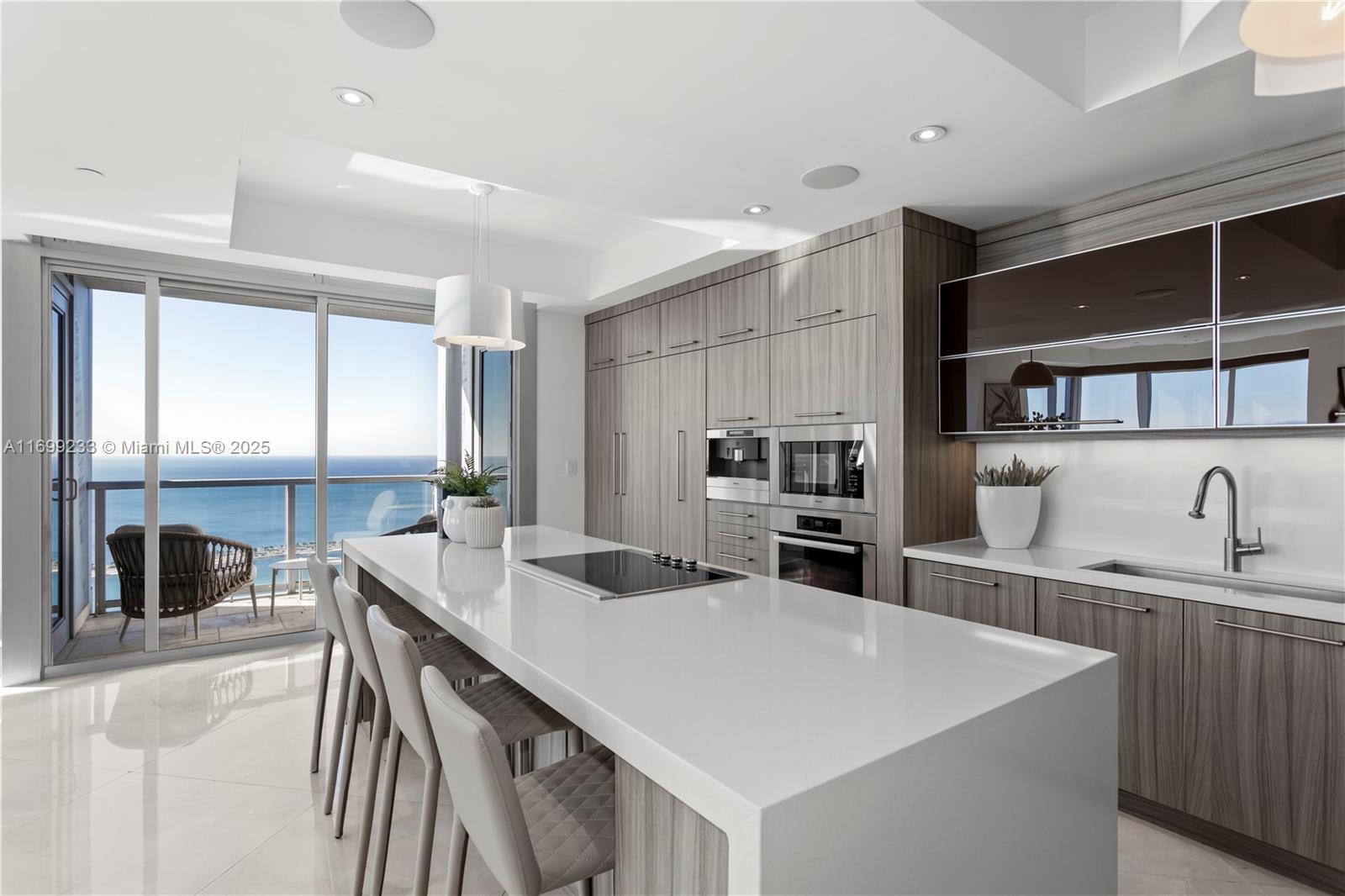 FOUR SEASONS RESIDENCES - Residential