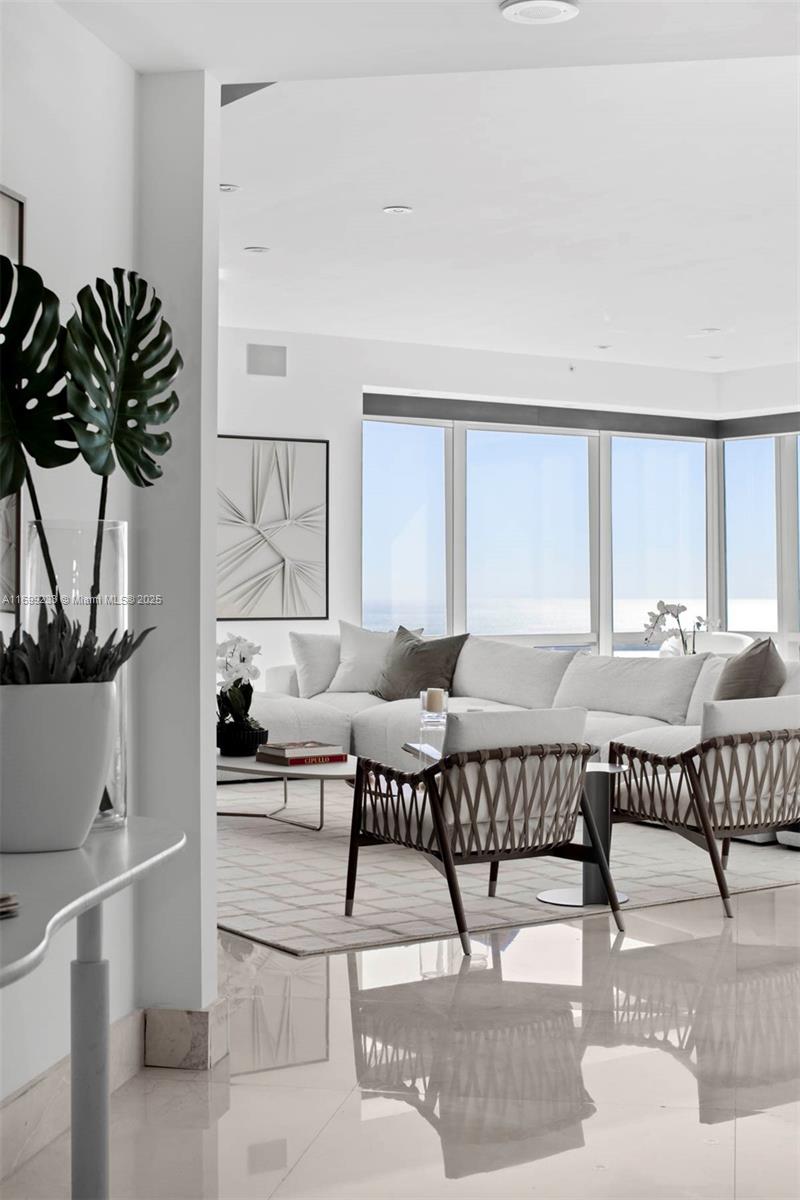 FOUR SEASONS RESIDENCES - Residential