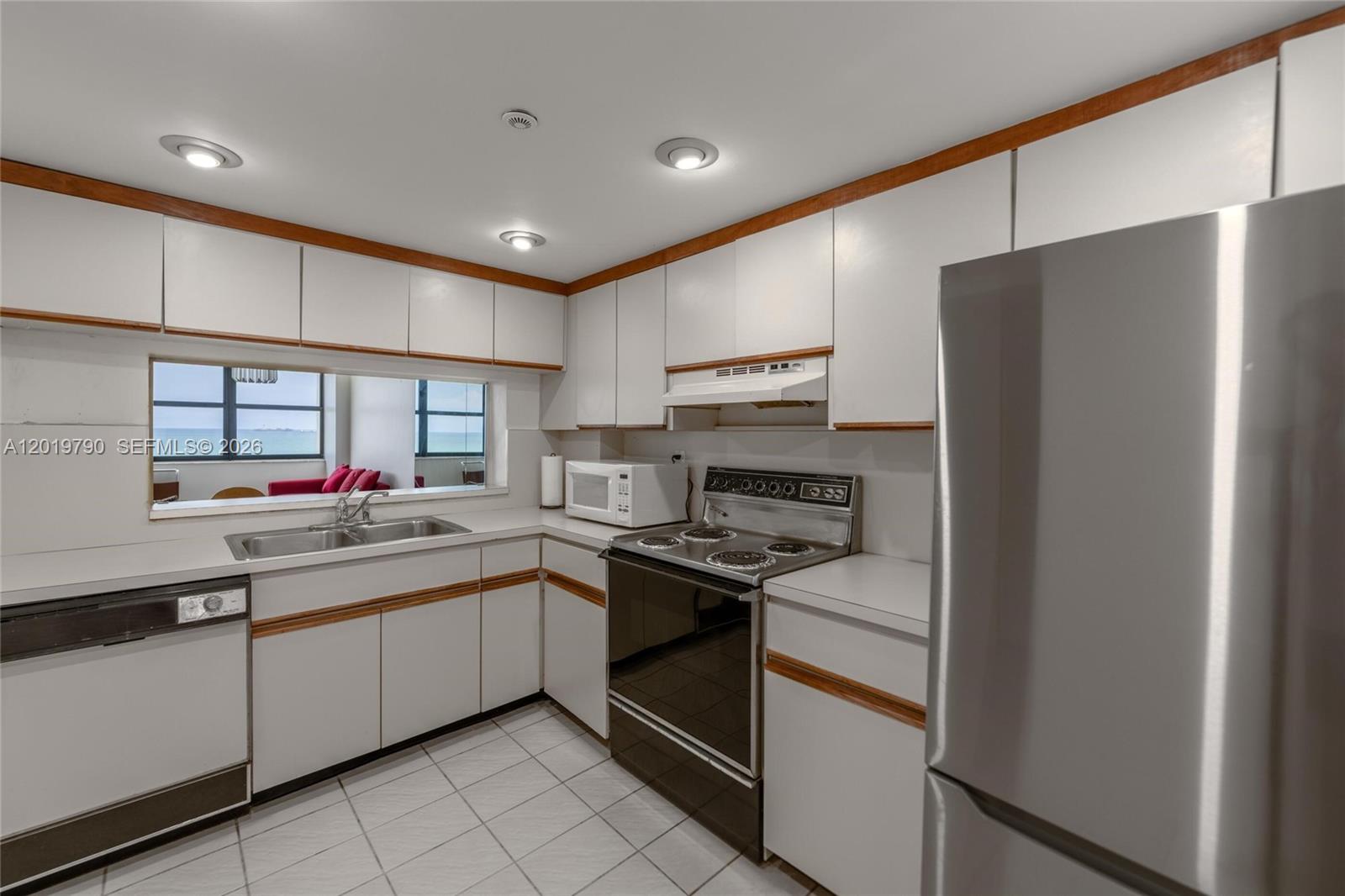 2555 Collins Ave 1003