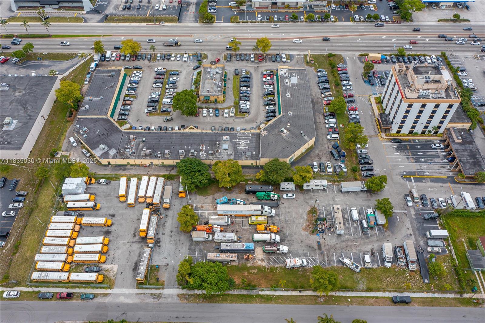PAVED PARKING LOT FOR LEASE / SALE. FOR RENT ABOUT 1/4 ACRE. FOR SALE 1.2 ACRES. OFFICE FOR RENT AS WELL AT THE BANK OF AMERICA BUILDING NEXT DOOR. CONTACT AGENT FOR SHOWING / PRICING. Lot has water/electric.