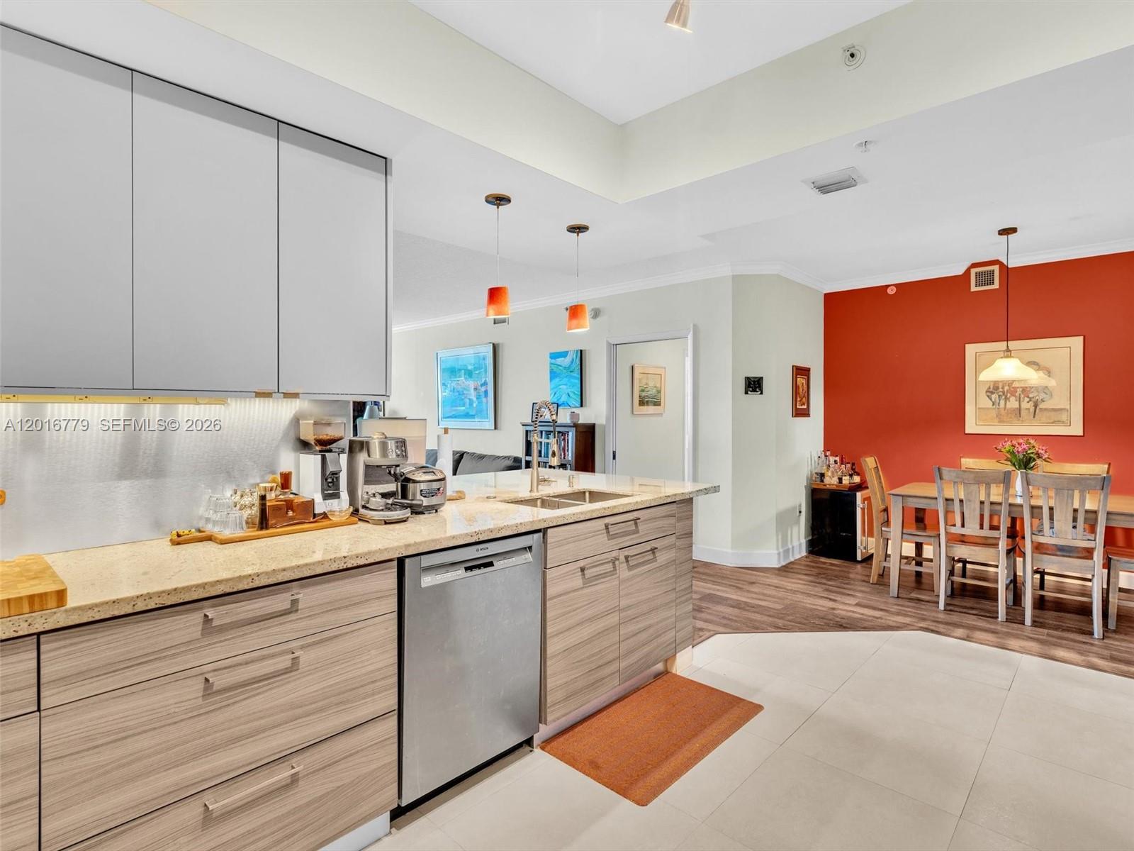 2000 N Bayshore Dr 220