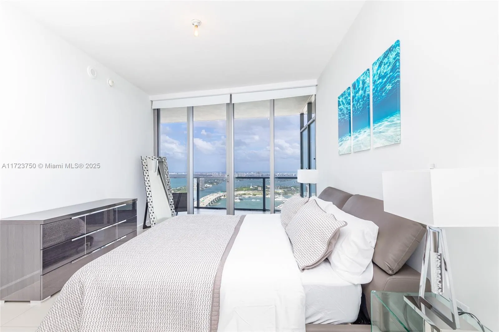 Miami, Florida 33132, United States, 2 Bedrooms Bedrooms, ,3 BathroomsBathrooms,Residential,Pending,18504