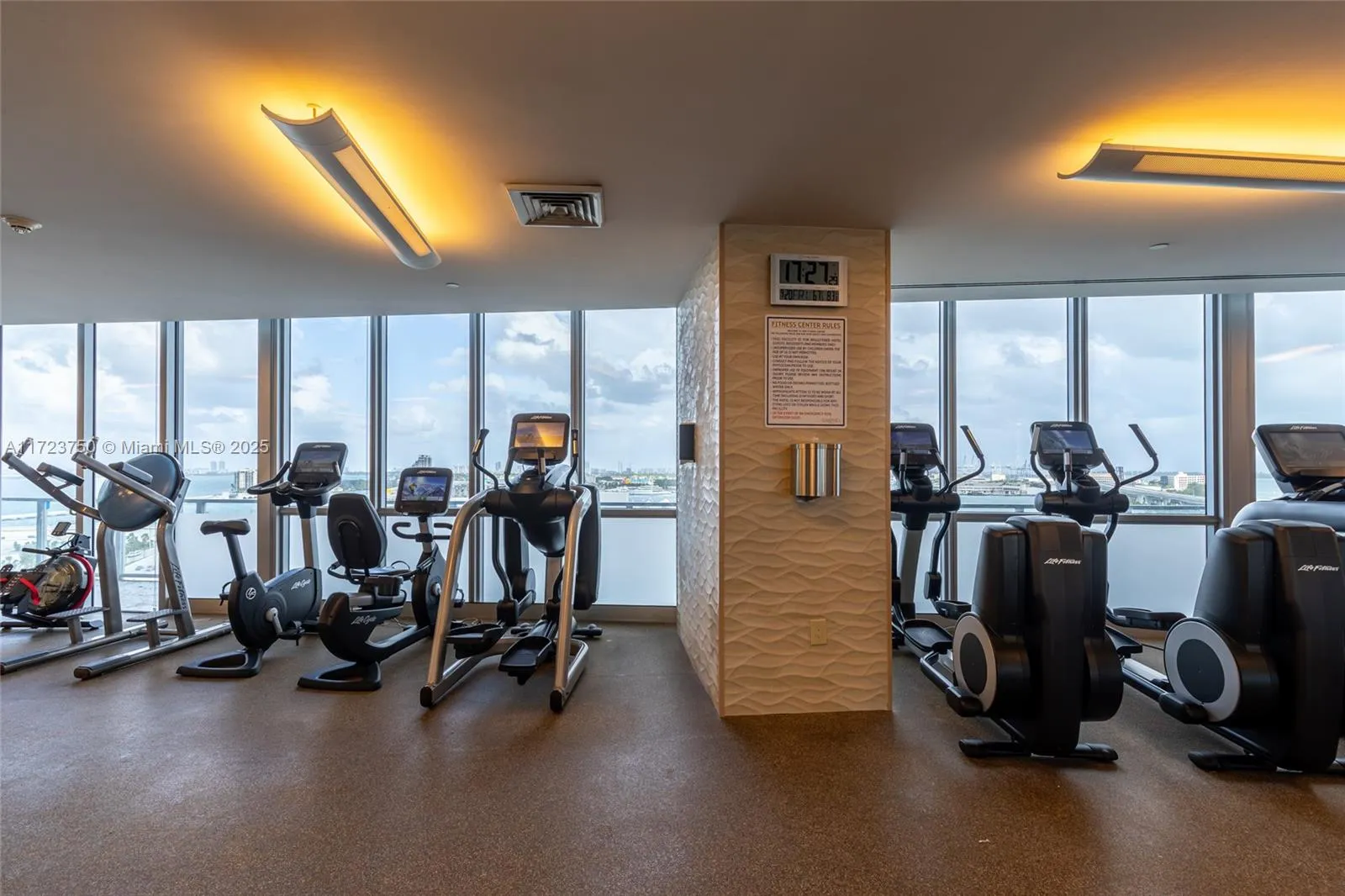 Miami, Florida 33132, United States, 2 Bedrooms Bedrooms, ,3 BathroomsBathrooms,Residential,Pending,18504