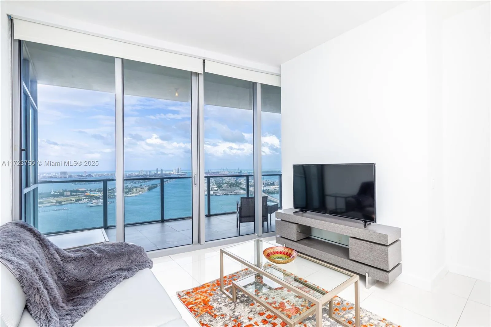 Miami, Florida 33132, United States, 2 Bedrooms Bedrooms, ,3 BathroomsBathrooms,Residential,Pending,18504