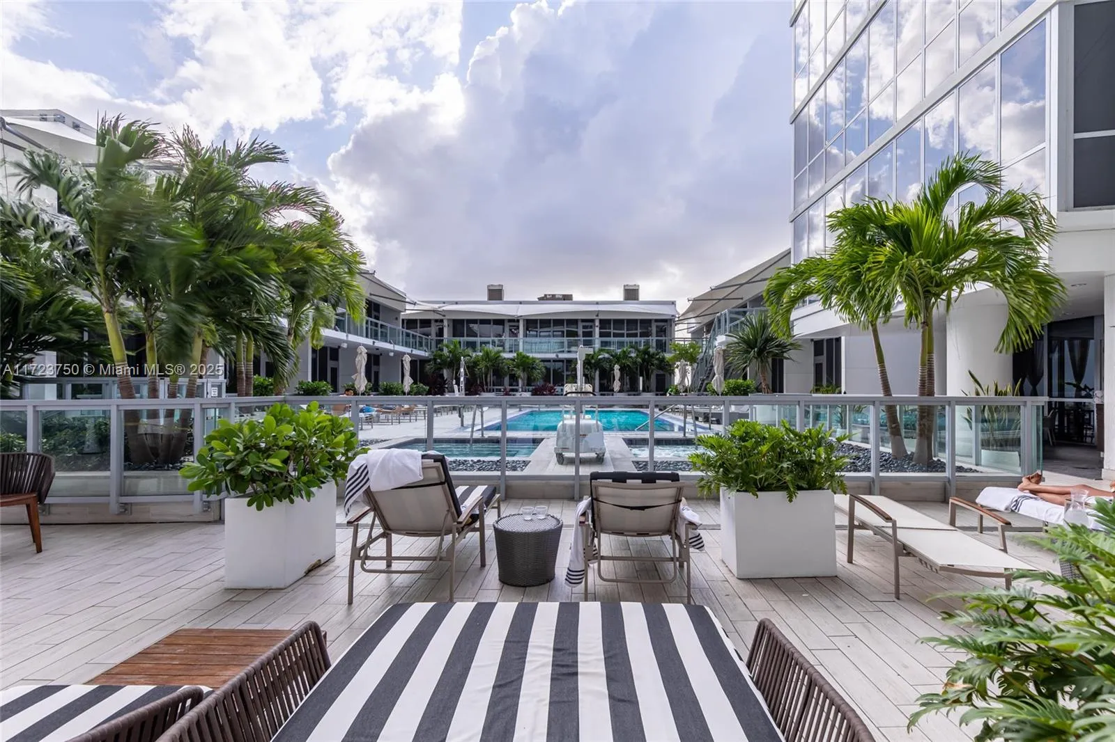 Miami, Florida 33132, United States, 2 Bedrooms Bedrooms, ,3 BathroomsBathrooms,Residential,Pending,18504