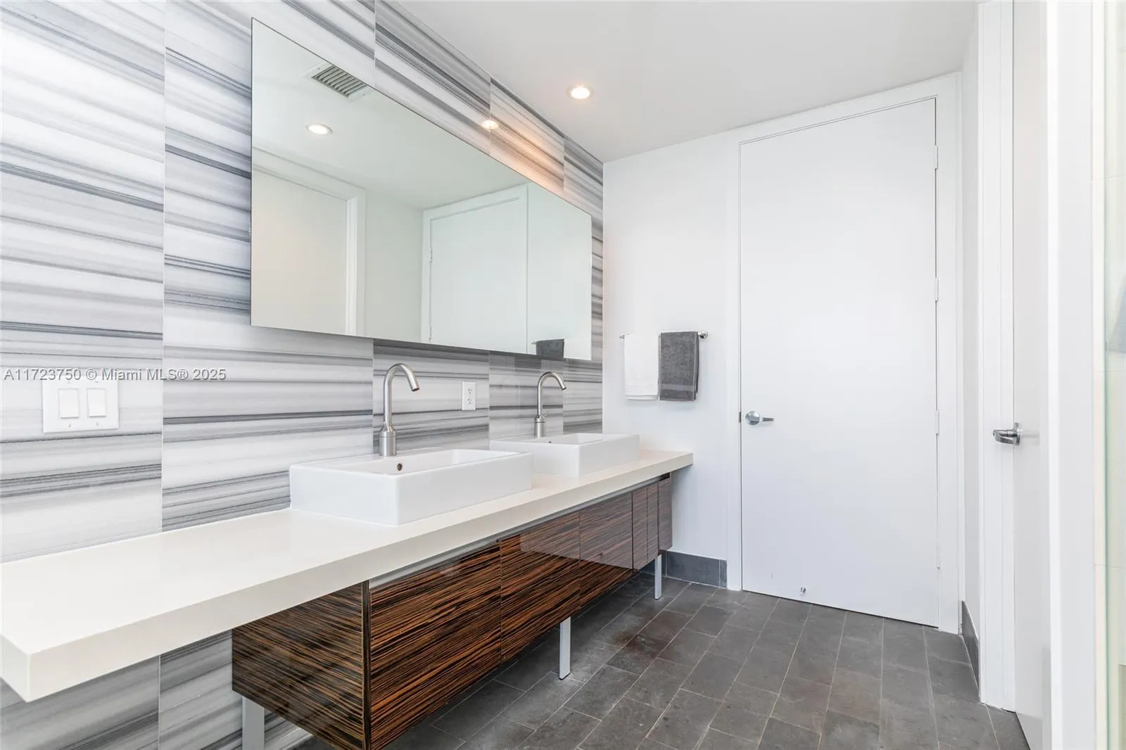 Miami, Florida 33132, United States, 2 Bedrooms Bedrooms, ,3 BathroomsBathrooms,Residential,Pending,18504