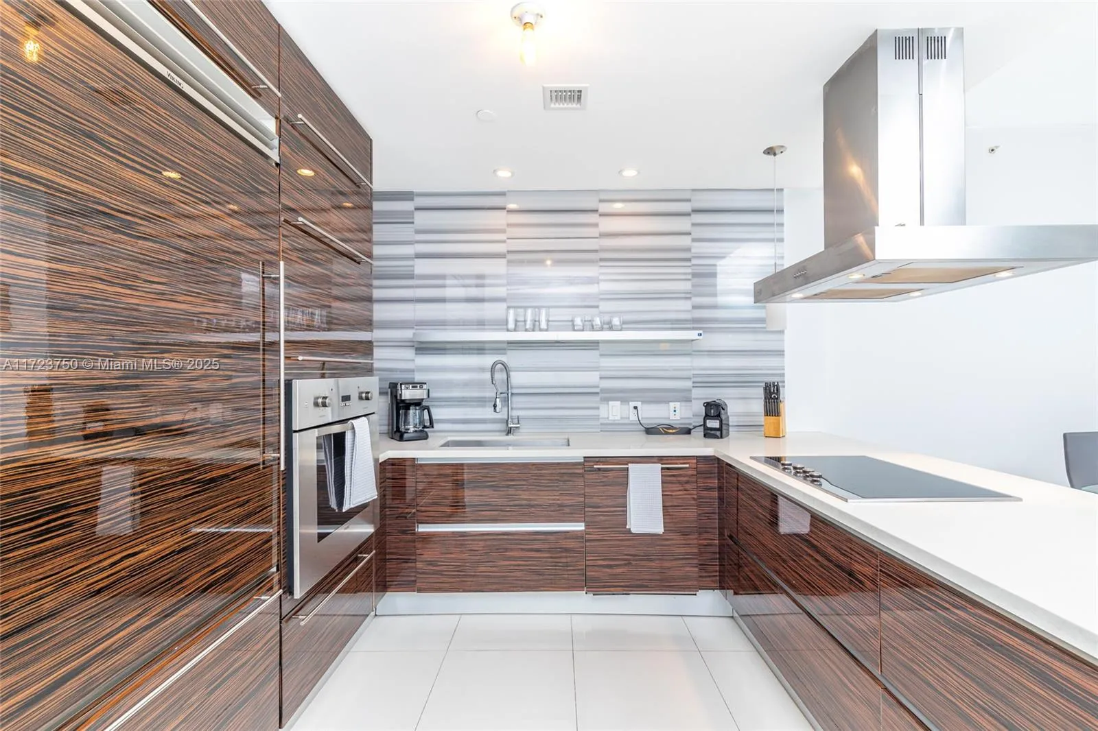 Miami, Florida 33132, United States, 2 Bedrooms Bedrooms, ,3 BathroomsBathrooms,Residential,Pending,18504