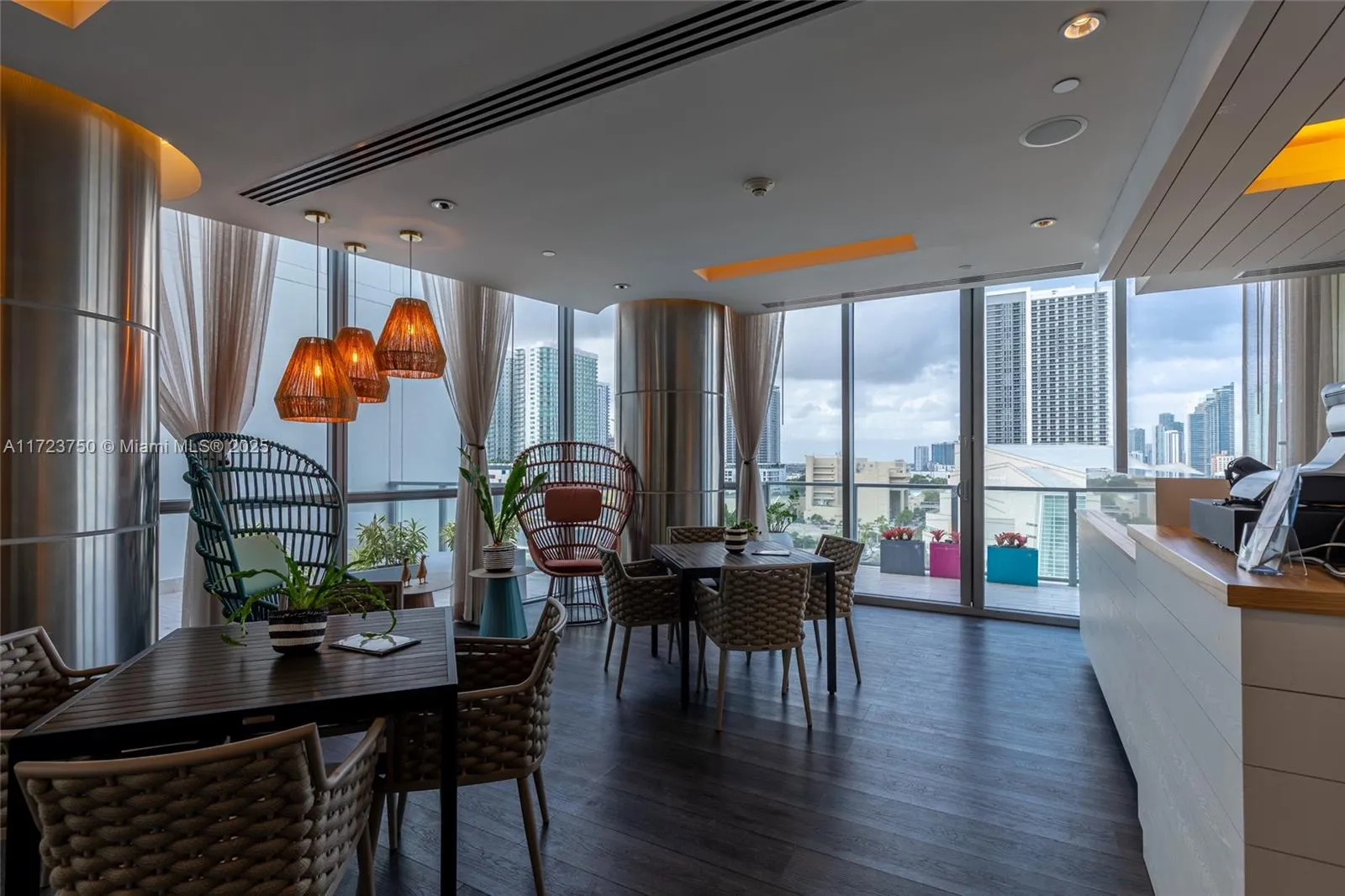 Miami, Florida 33132, United States, 2 Bedrooms Bedrooms, ,3 BathroomsBathrooms,Residential,Pending,18504