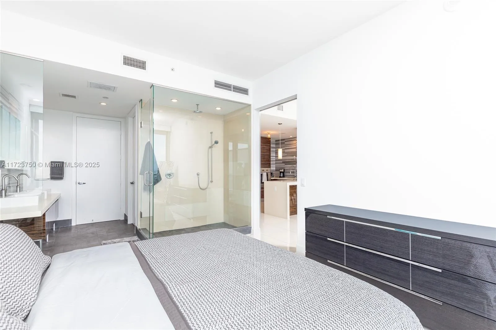 Miami, Florida 33132, United States, 2 Bedrooms Bedrooms, ,3 BathroomsBathrooms,Residential,Pending,18504