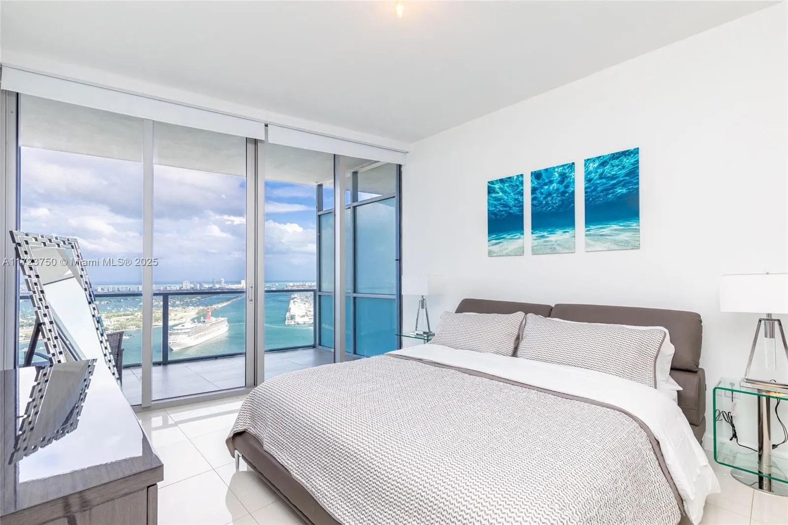 Miami, Florida 33132, United States, 2 Bedrooms Bedrooms, ,3 BathroomsBathrooms,Residential,Pending,18504