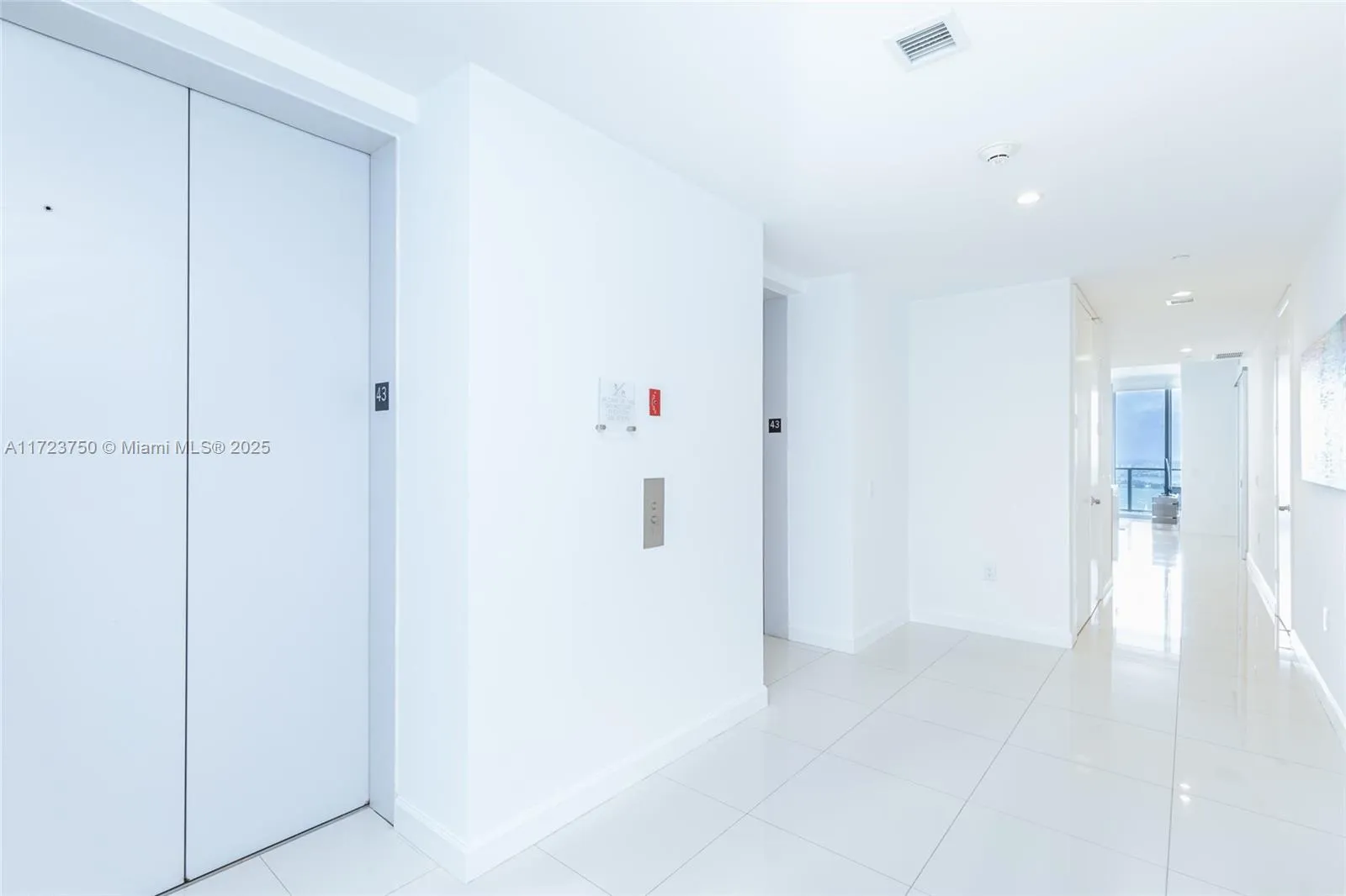 Miami, Florida 33132, United States, 2 Bedrooms Bedrooms, ,3 BathroomsBathrooms,Residential,Pending,18504