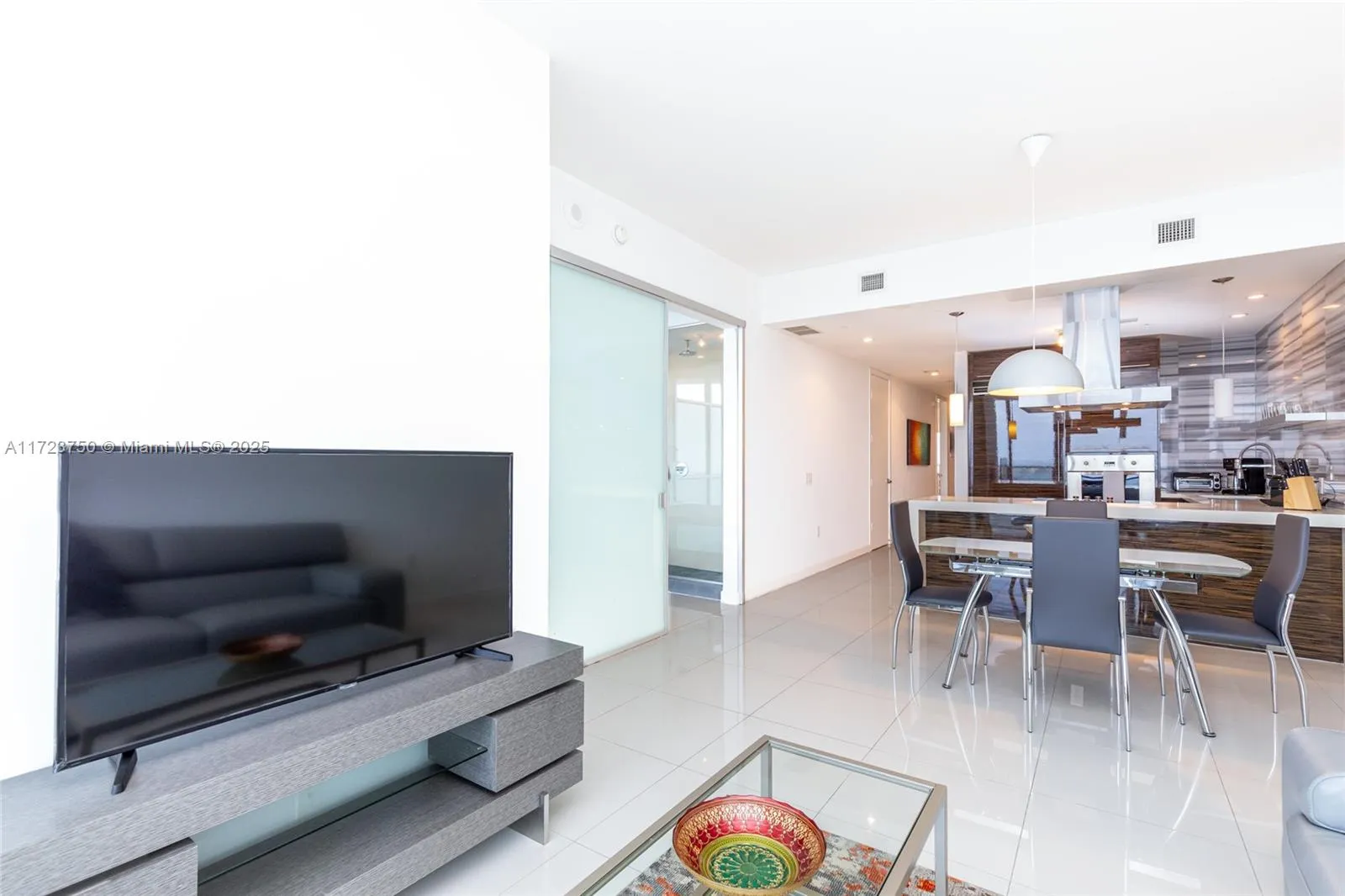 Miami, Florida 33132, United States, 2 Bedrooms Bedrooms, ,3 BathroomsBathrooms,Residential,Pending,18504