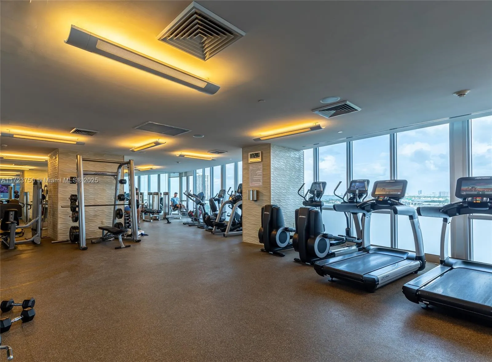 Miami, Florida 33132, United States, 2 Bedrooms Bedrooms, ,3 BathroomsBathrooms,Residential,Pending,18504