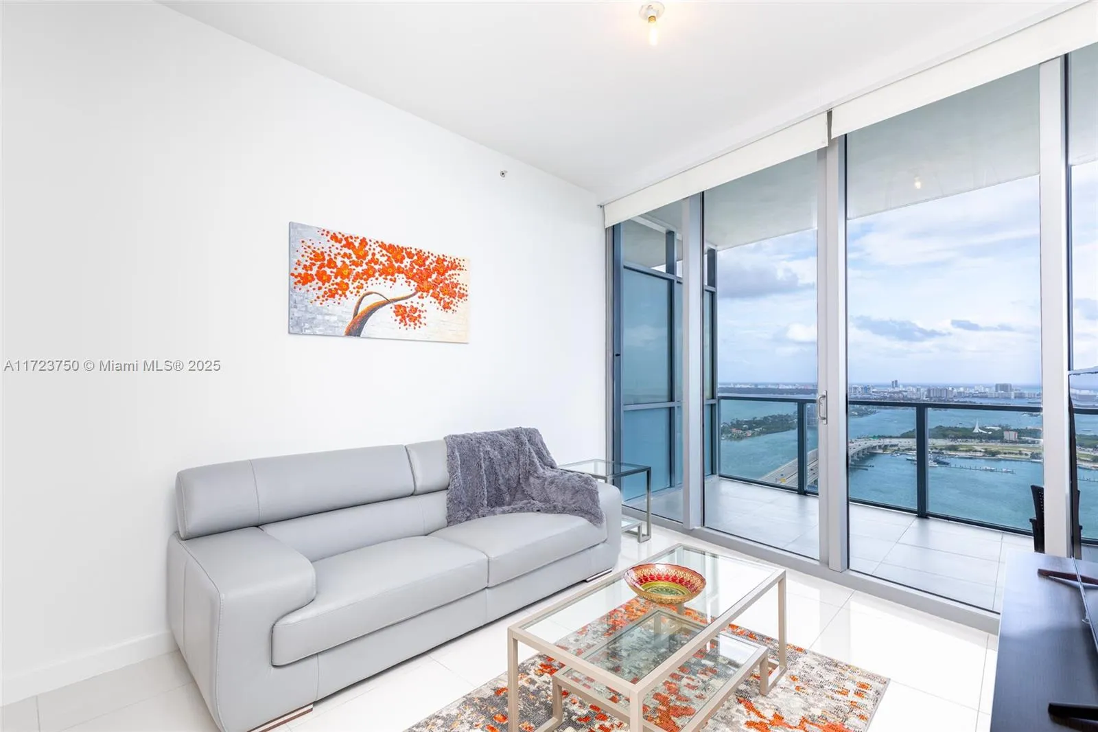 Miami, Florida 33132, United States, 2 Bedrooms Bedrooms, ,3 BathroomsBathrooms,Residential,Pending,18504