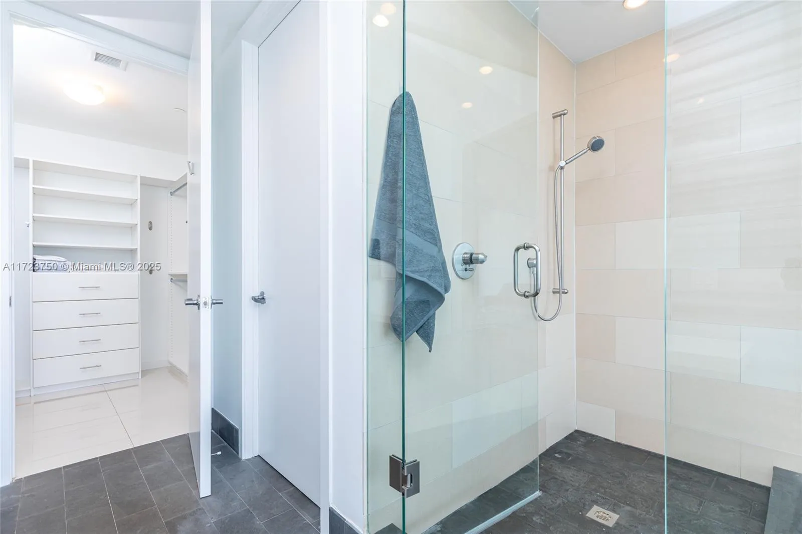 Miami, Florida 33132, United States, 2 Bedrooms Bedrooms, ,3 BathroomsBathrooms,Residential,Pending,18504