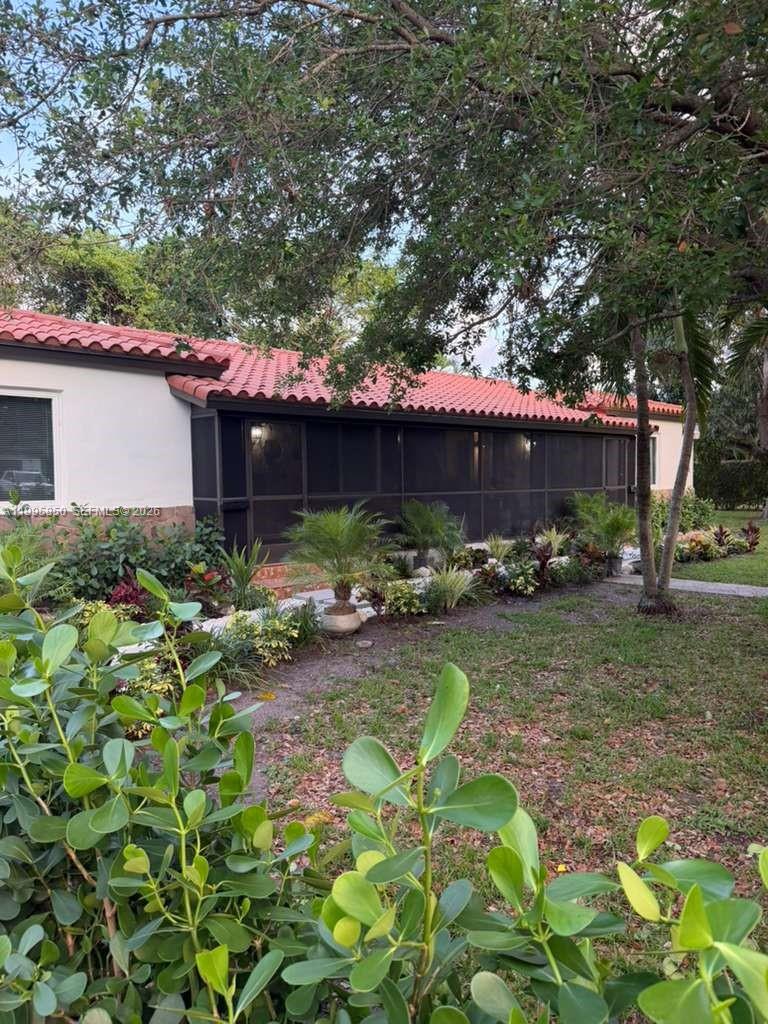 BISCAYNE LAWN EXTENSION - Residential Lease