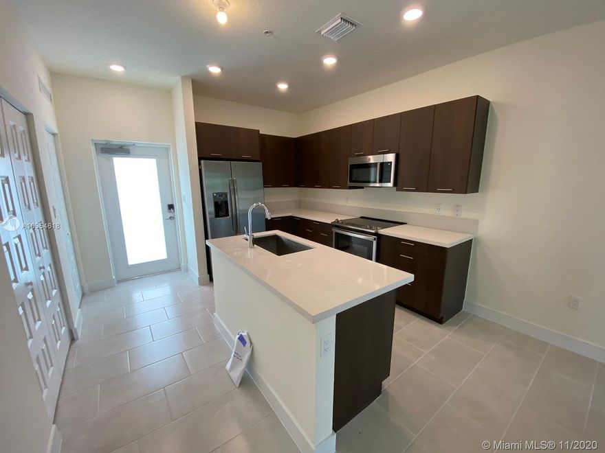 Looking for a backyard? come move in to this brand new place with a beautiful sight. Walking distance to publix, reatuarants, park, shops and more.