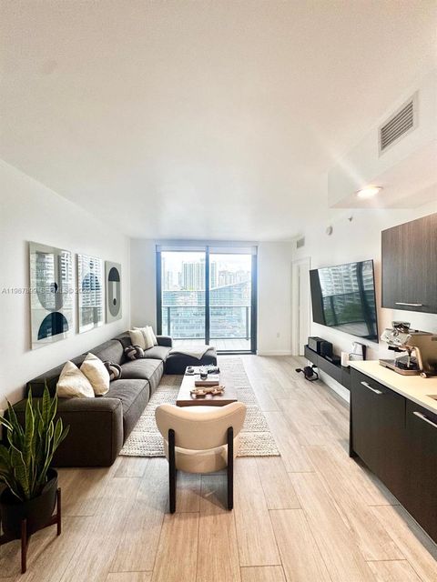 45 SW 9th St 2009 Miami FL 33130