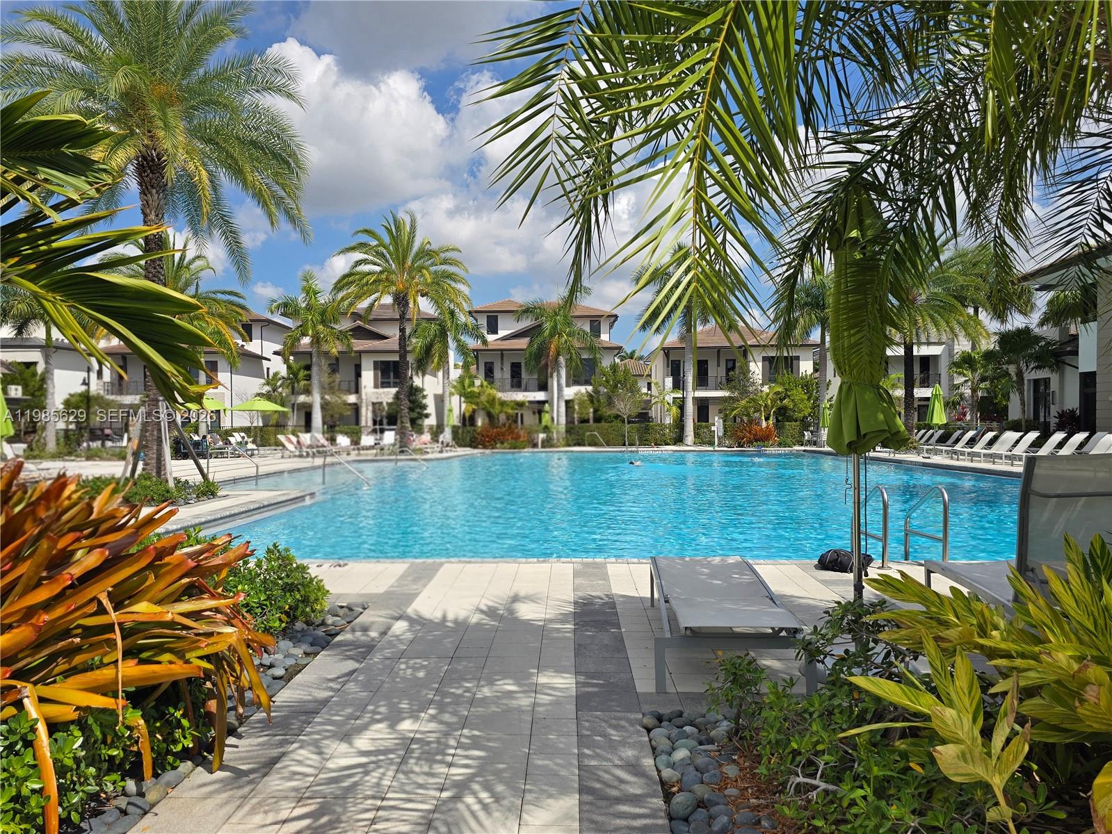 DOWNTOWN DORAL SOUTH PHAS - Residential