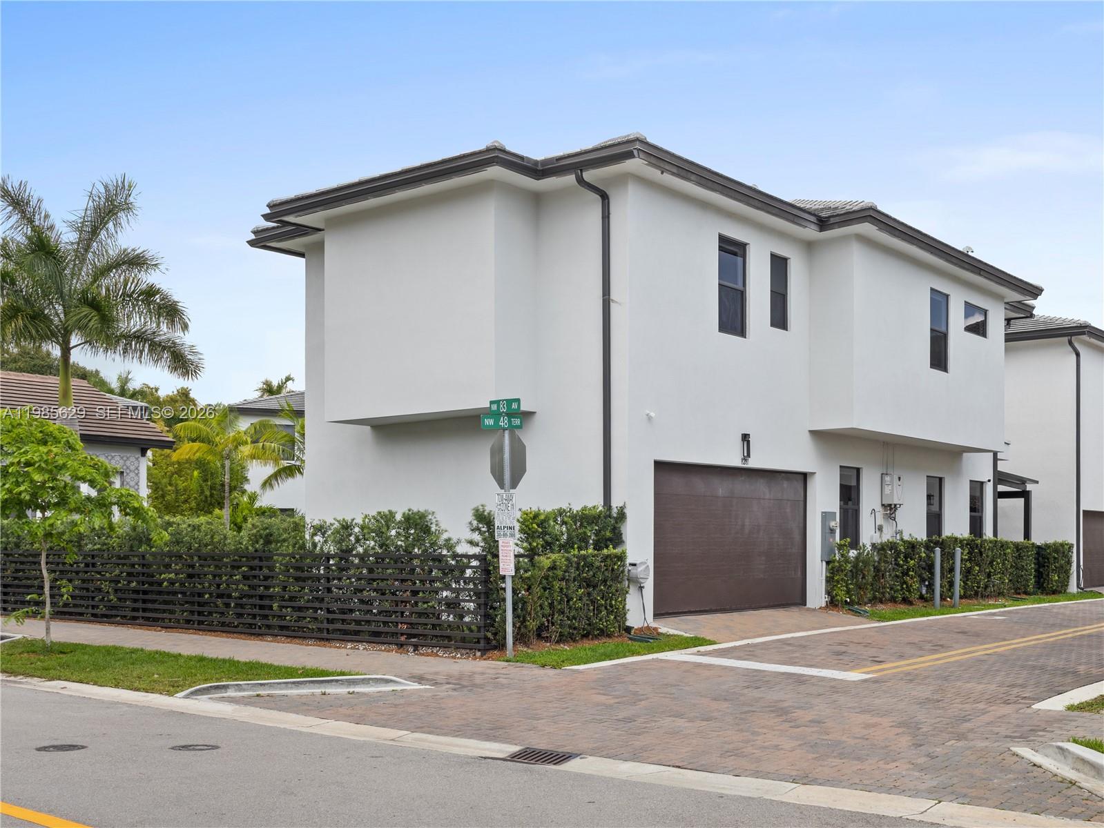 DOWNTOWN DORAL SOUTH PHAS - Residential