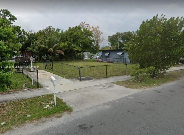 33-48-42 E 50 OF W 300 OF - Land