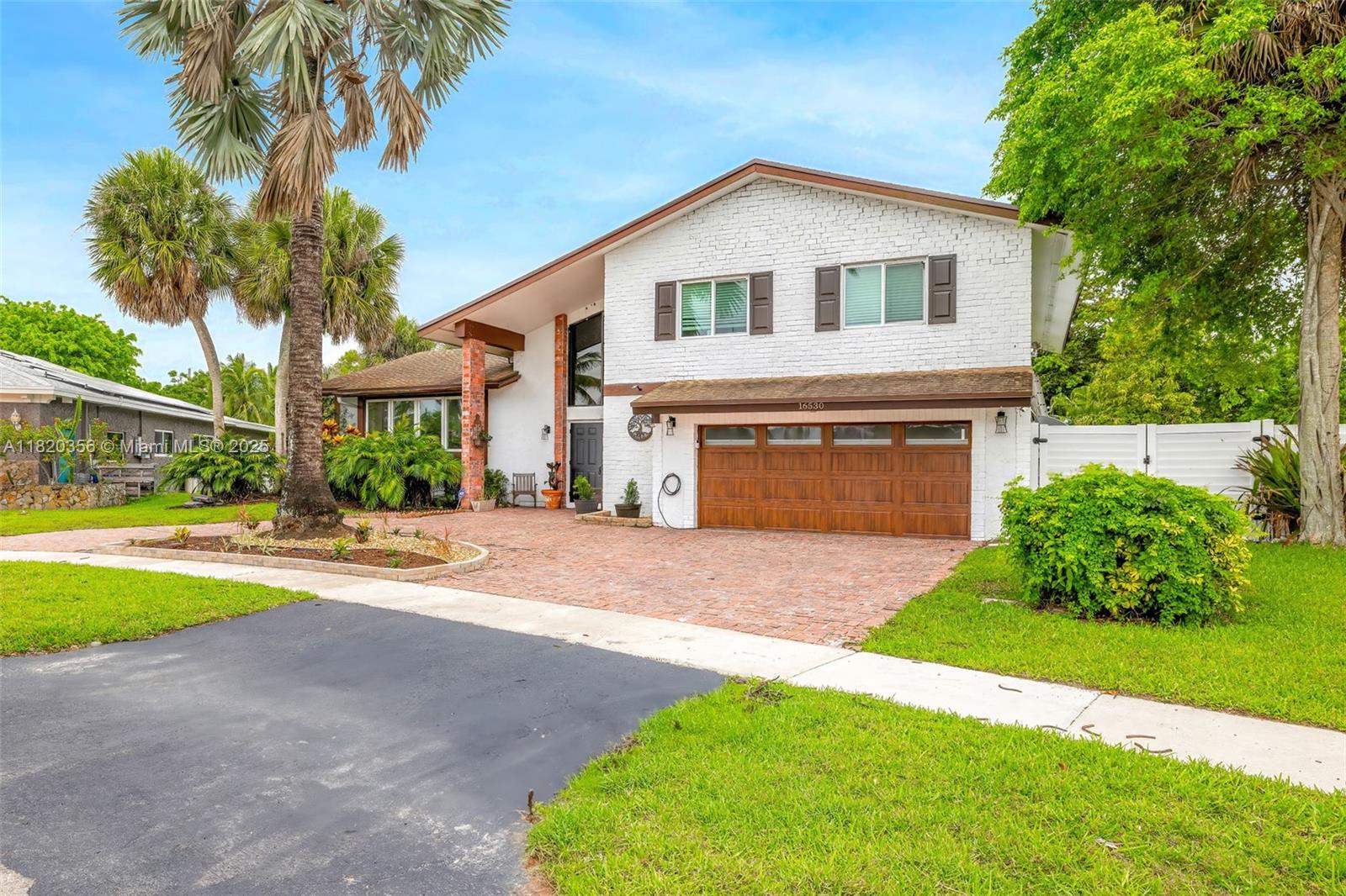 16530 Royal Poinciana Ct, Weston, Broward County, Florida - 4 Bedrooms  
3 Bathrooms - 