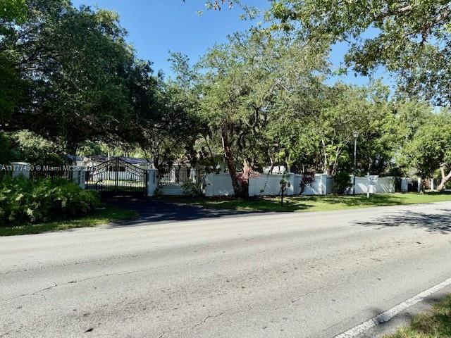 9450 Sw 104 St, Miami, Broward County, Florida - 5 Bedrooms  
4 Bathrooms - 
