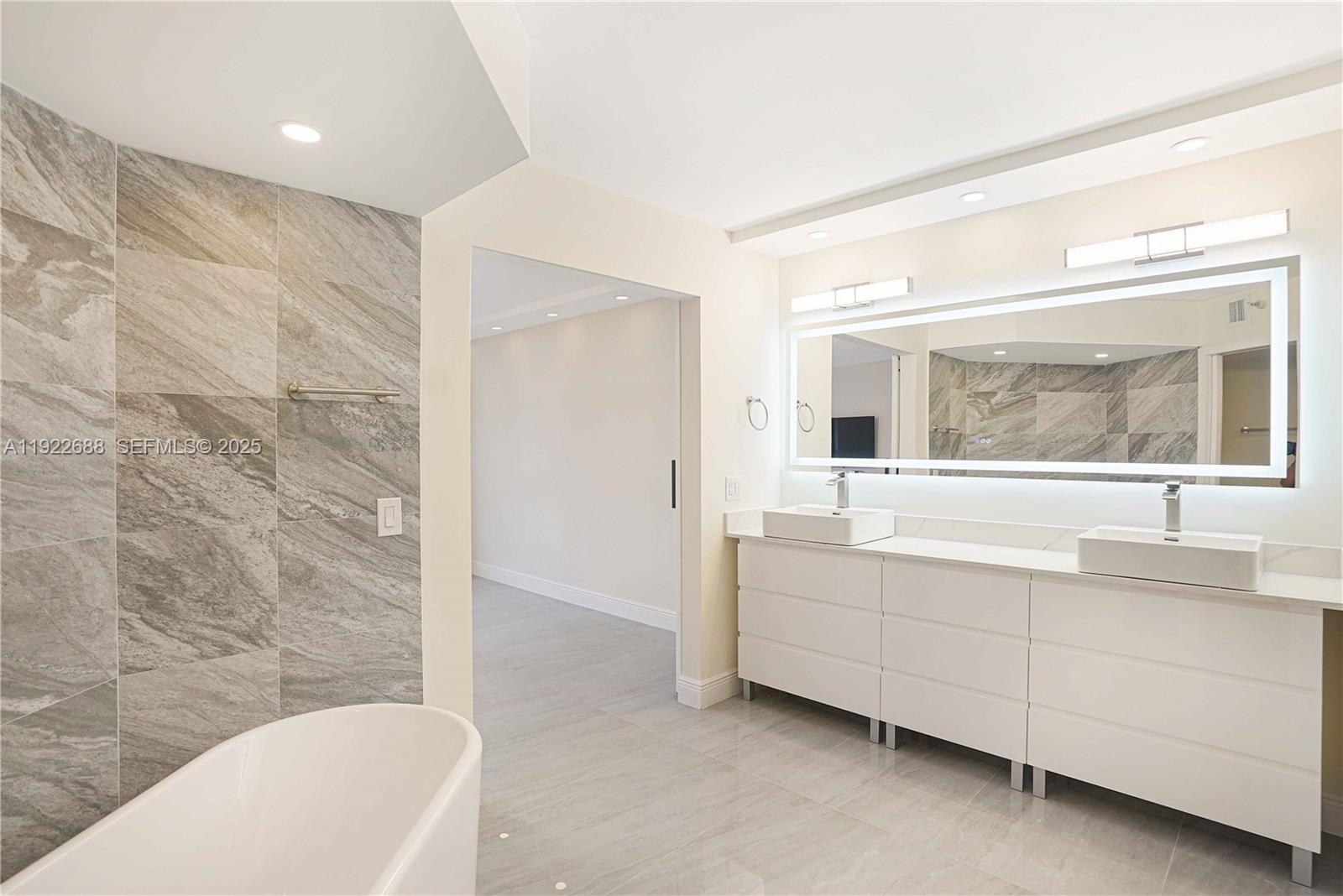 3500 Mystic Pointe Dr 1206