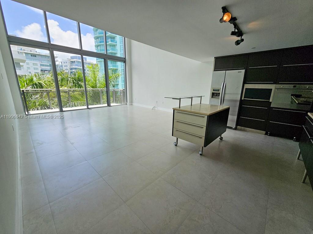 6000 Collins Ave 528