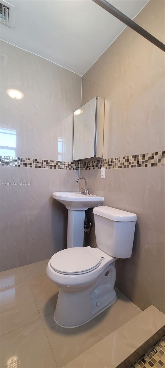 LAWRENCE ESTATE LAND COS - Residential Lease