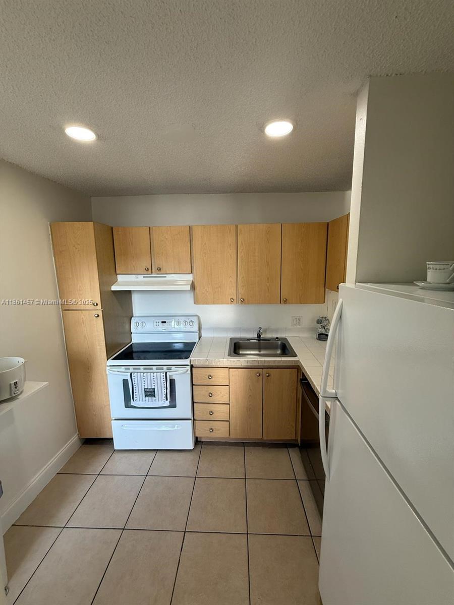 THE MEADOWS LAKE NORTH CO - Residential