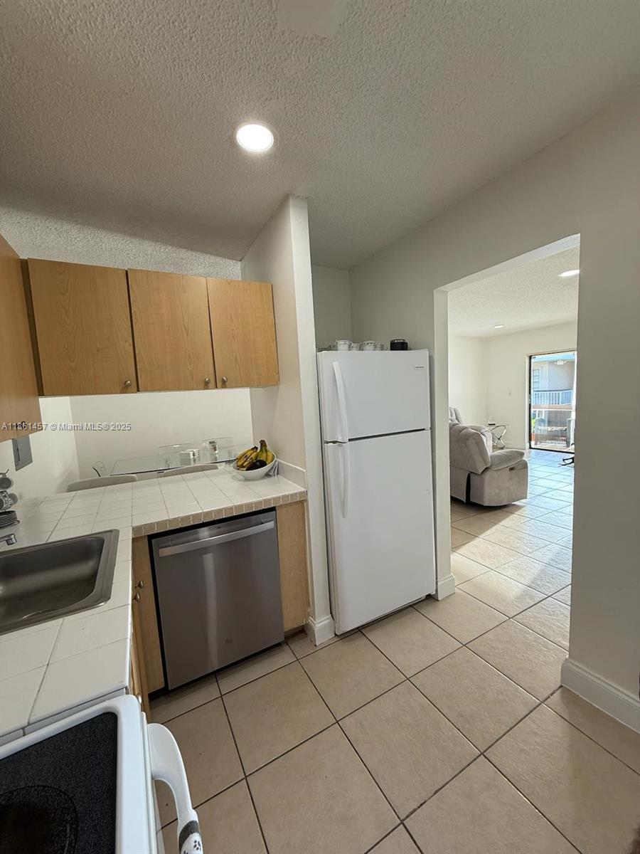 THE MEADOWS LAKE NORTH CO - Residential