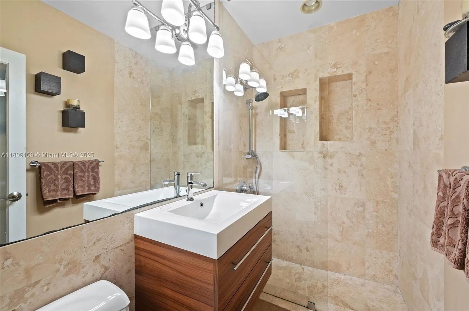 Miami, Florida 33133, United States, 3 Bedrooms Bedrooms, ,2 BathroomsBathrooms,Residential,Active,137444