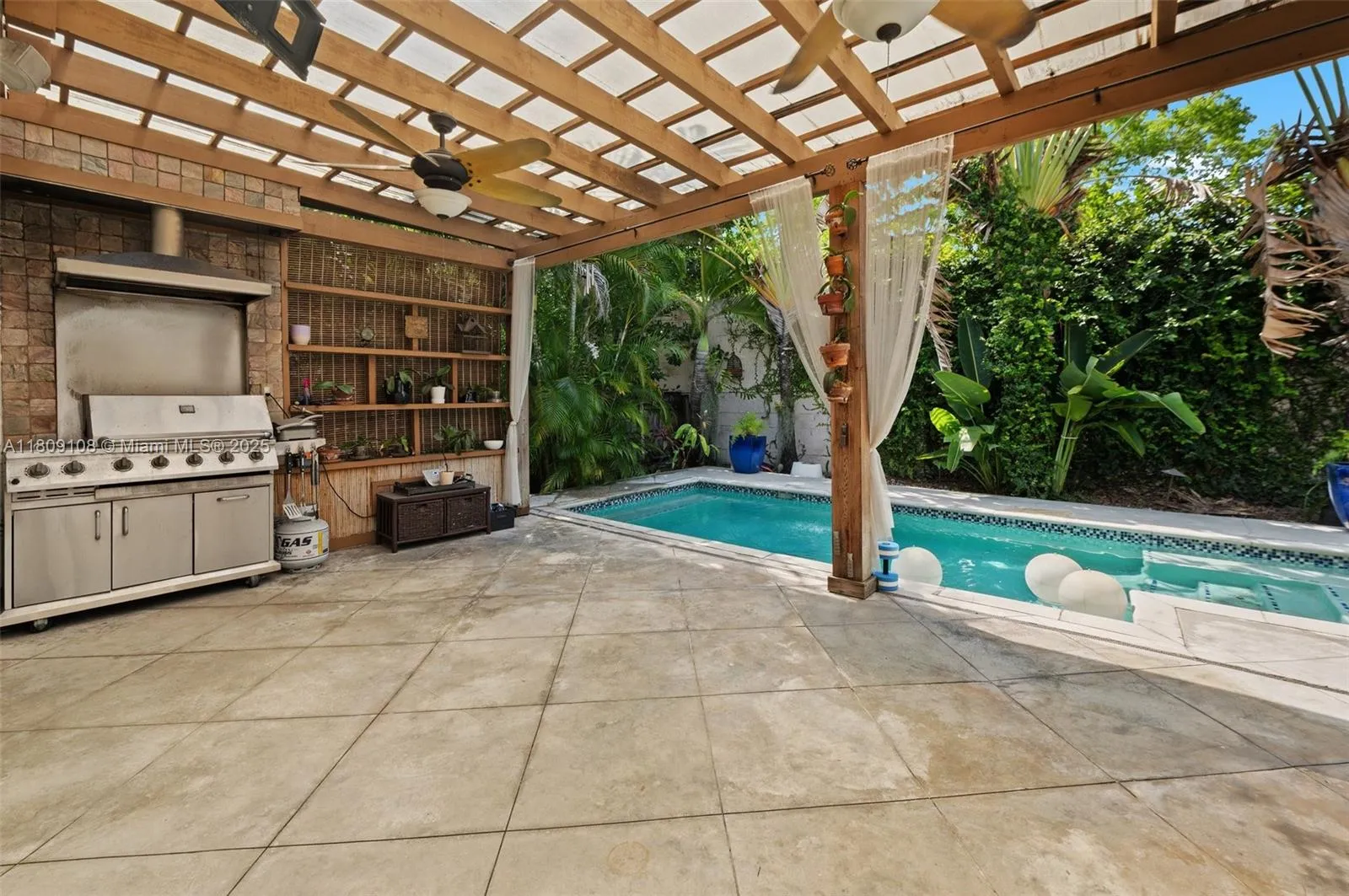 Miami, Florida 33133, United States, 3 Bedrooms Bedrooms, ,2 BathroomsBathrooms,Residential,Active,137444