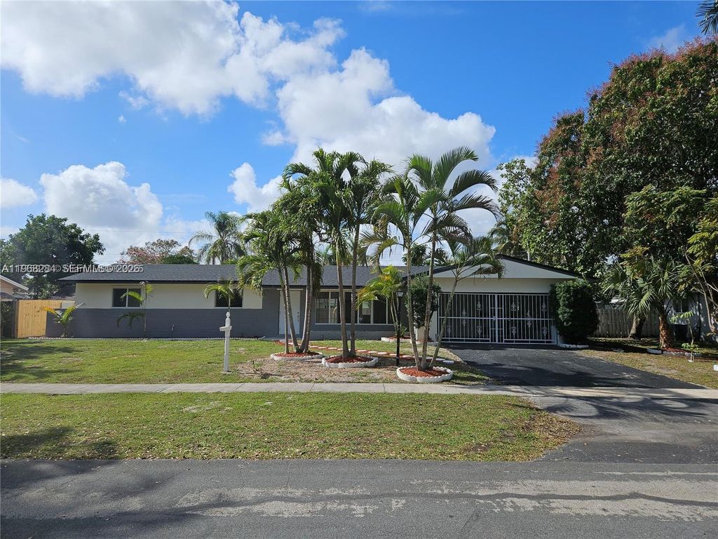 Photo of 221 SW 53rd Ave, Plantation, FL 33317 (MLS # A11968284)