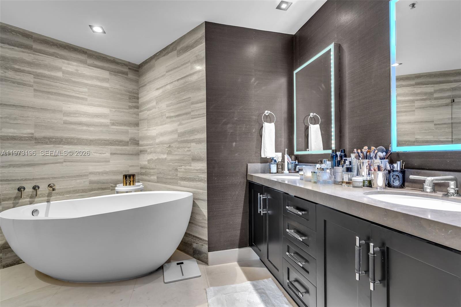 THREE TEQUESTA POINT COND - Residential