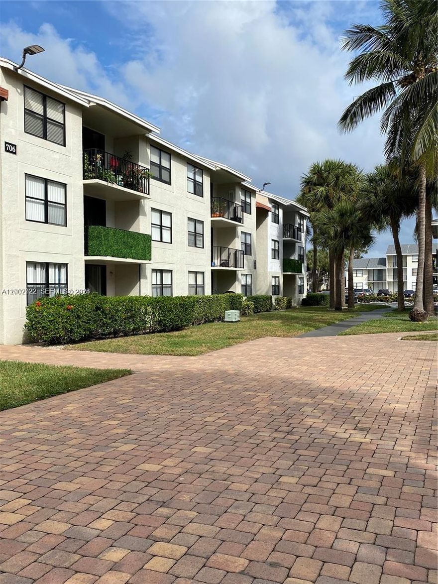 A modern apartment for rent with a pool, gardens, barbecue area, gym, and stunning lakeside views of Downtown. Open to all ages, a minimum 650 credit score is required. Bella Lago Vista offers top amenities, including a spa and laundry facilities. First month's rent and a one-month security deposit are required.