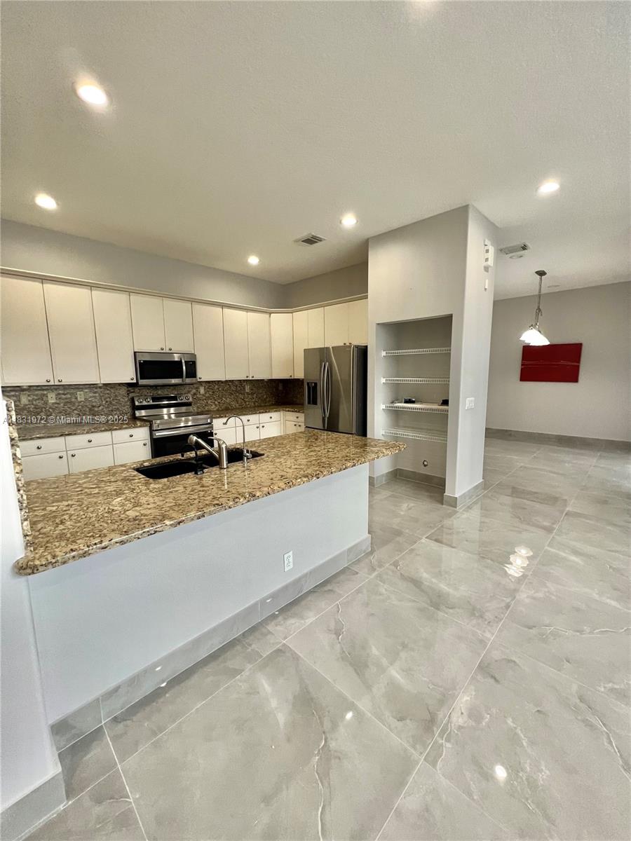 4 Bed / 2.5 Bath Home for Rent in Beautiful Maple Ridge – Fully Renovated | Gated Community with Pool, Synagogue & Playground!
This fully renovated 4-bedroom, 2.5-bathroom home is located in the heart of Maple Ridge in a secure gated community packed with family-friendly amenities — perfect for comfortable and convenient living.