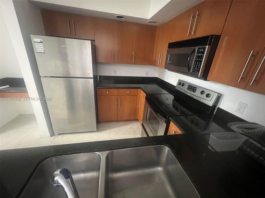 BEAUTIFUL SPLIT PLAN 2 BEDROOMS 2 BATHS PENTHOUSE AT WAVERLY AT LAS OLAS. BEAUTIFUL PORCELLAIN FLOORS THROUGH OUT, FULL SIZE WASHER AND DRYER, OPEN KITCHEN, HUGE WALK IN CLOSET IN MASTER BEDROOM. GREAT VIEW OF BEAITUFUL WAVERLY POOL. GREAT GYM AND AMMENITIES.