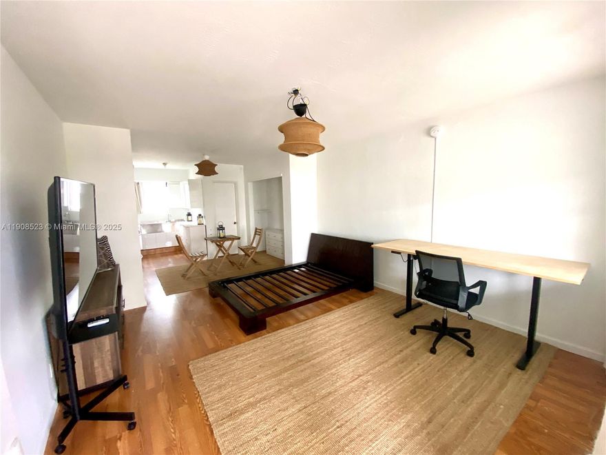 This amazing studio apartment is located in one of the best area in Miami Beach. the unit is just one block away of the beach, Starbucks, a lot of nice restaurants, south point park and more. Do not miss the opportunity to feel the vibe of Miami Beach.